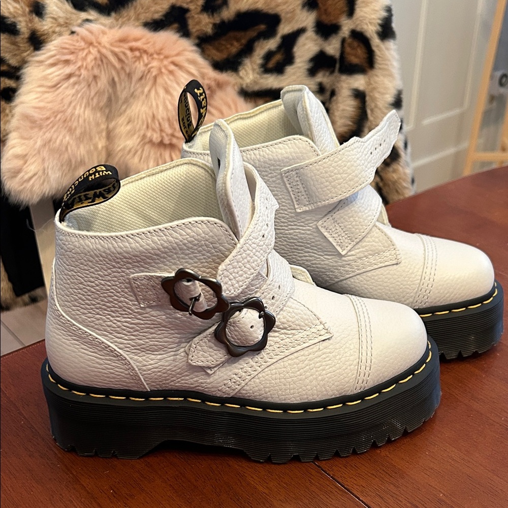 Dr. martens Devon Flower buckle leather boots air wair platform 7 38 new